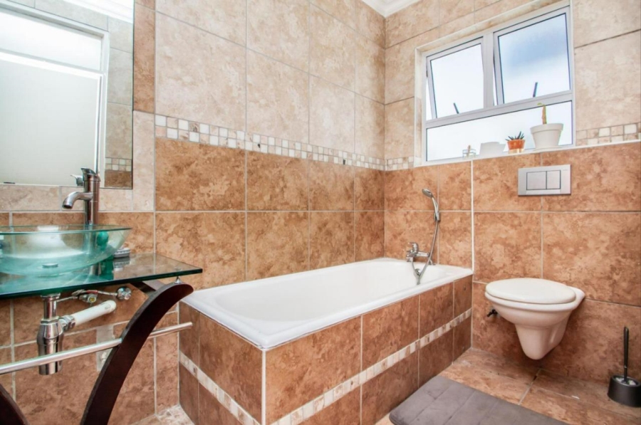 2 Bedroom Property for Sale in Sea Point Western Cape